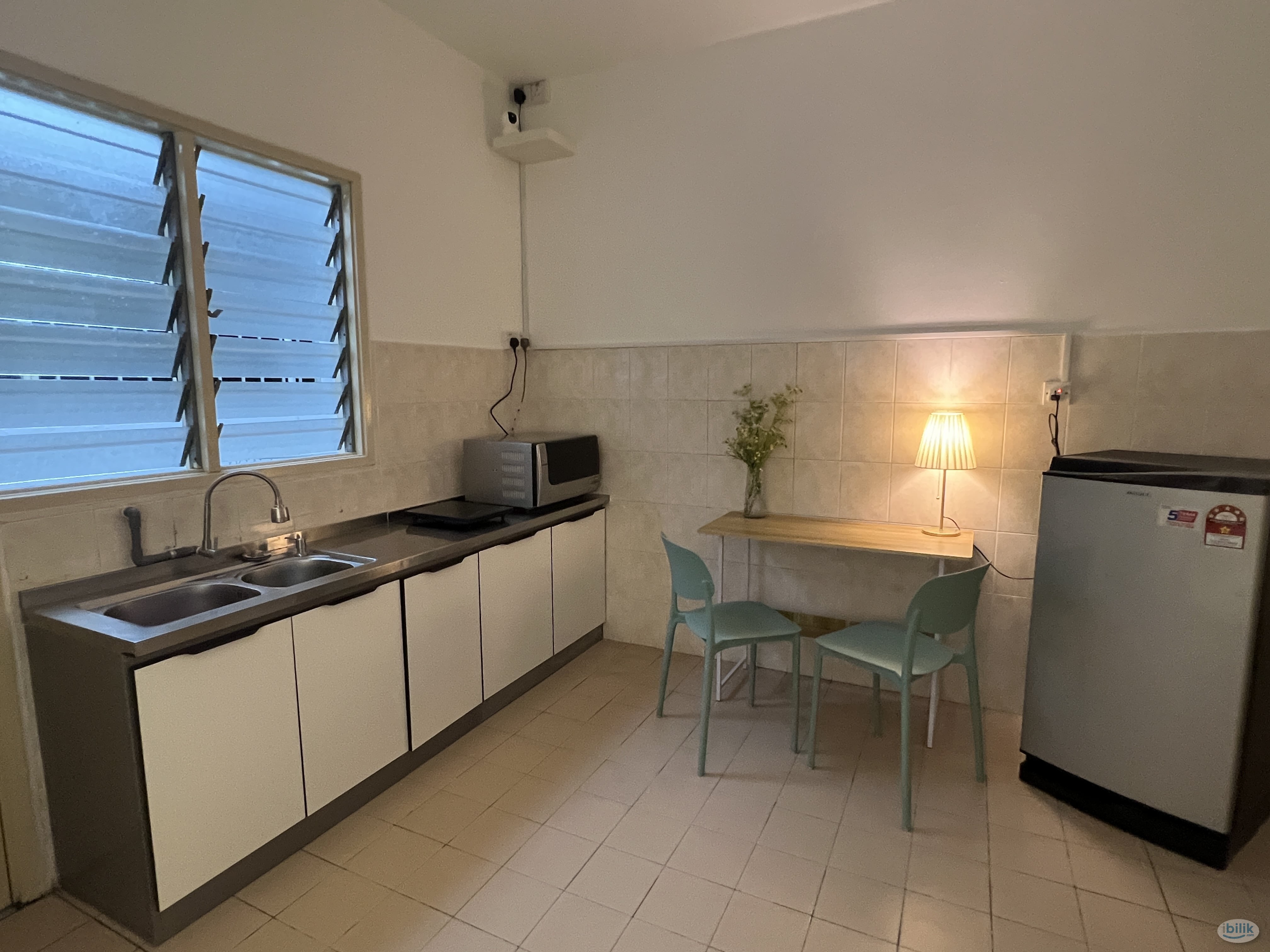 Middle Room for Rent - Image 5