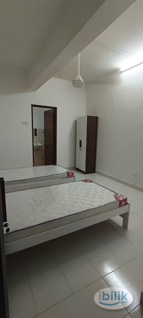 Private Toilet | sharing | Girrl muslim | Master Room at Vista Mutiara, Kepong| near MRT KEPONG BARU - Image 1