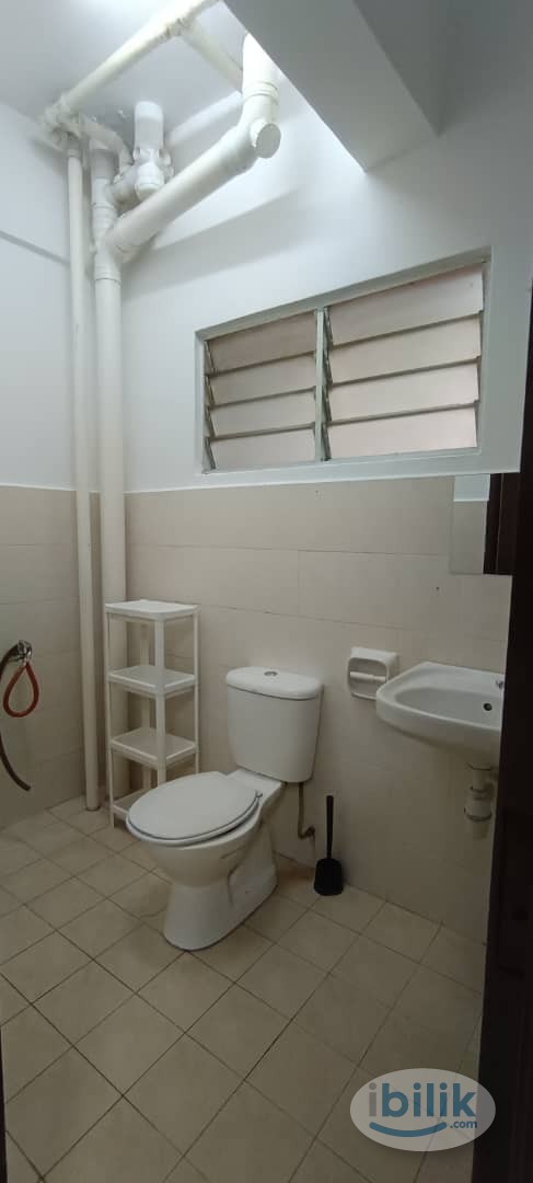 Private Toilet | sharing | Girrl muslim | Master Room at Vista Mutiara, Kepong| near MRT KEPONG BARU - Image 3