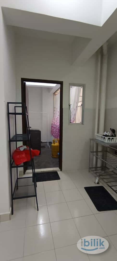 Private Toilet | sharing | Girrl muslim | Master Room at Vista Mutiara, Kepong| near MRT KEPONG BARU - Image 4