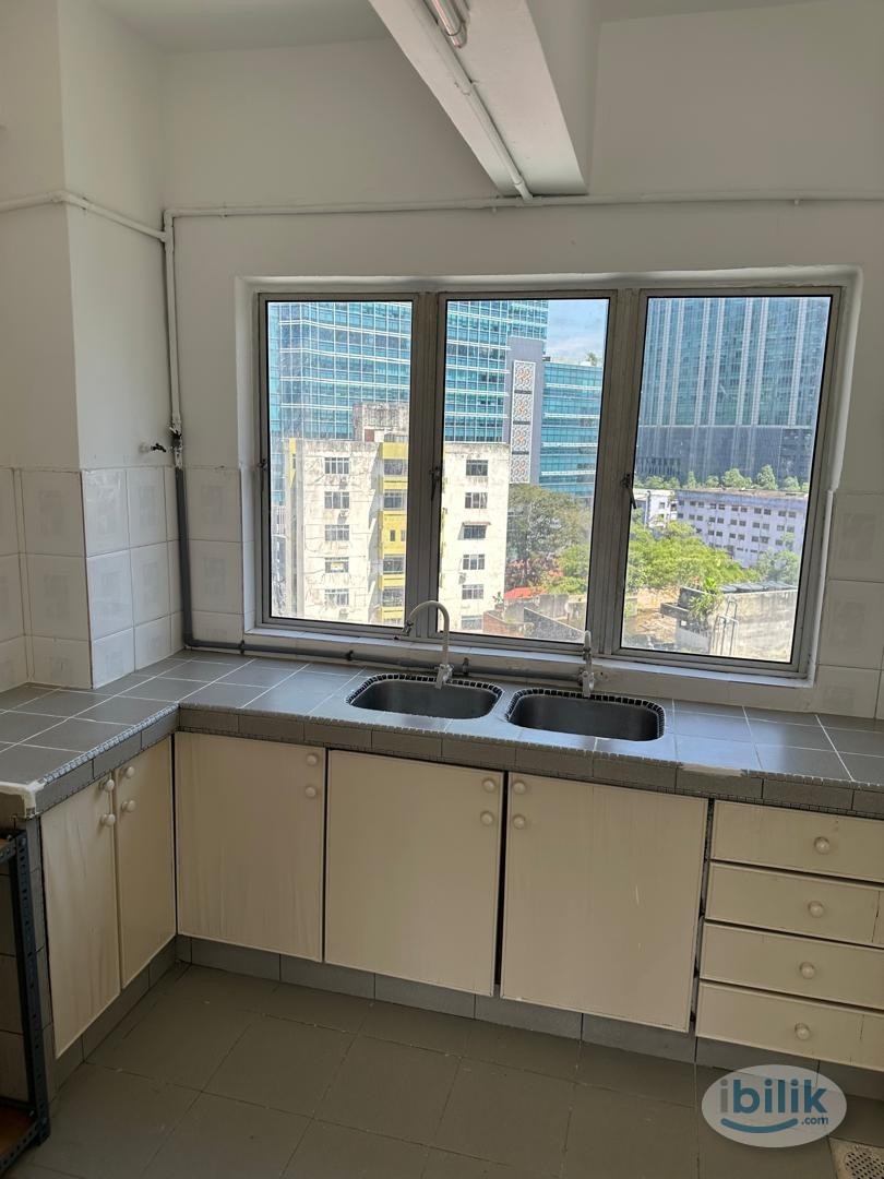 Middle Room at Crescent Court, Brickfields - Image 1