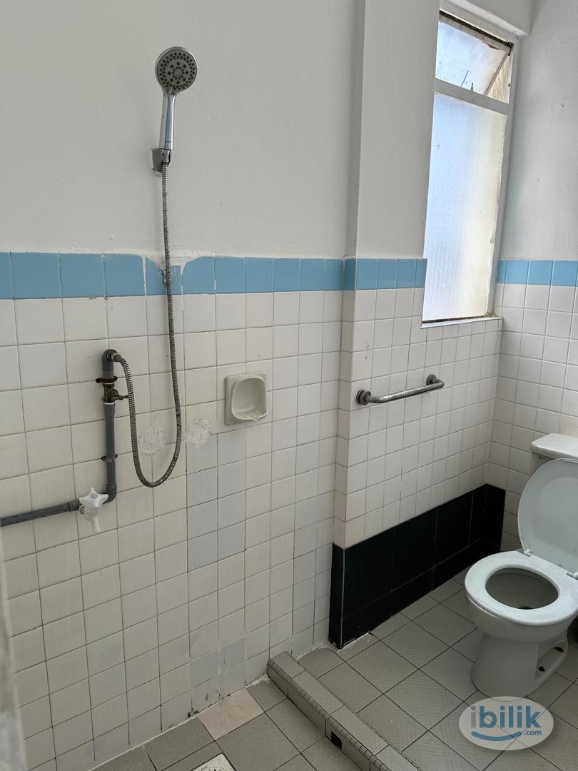 Middle Room at Crescent Court, Brickfields - Image 2