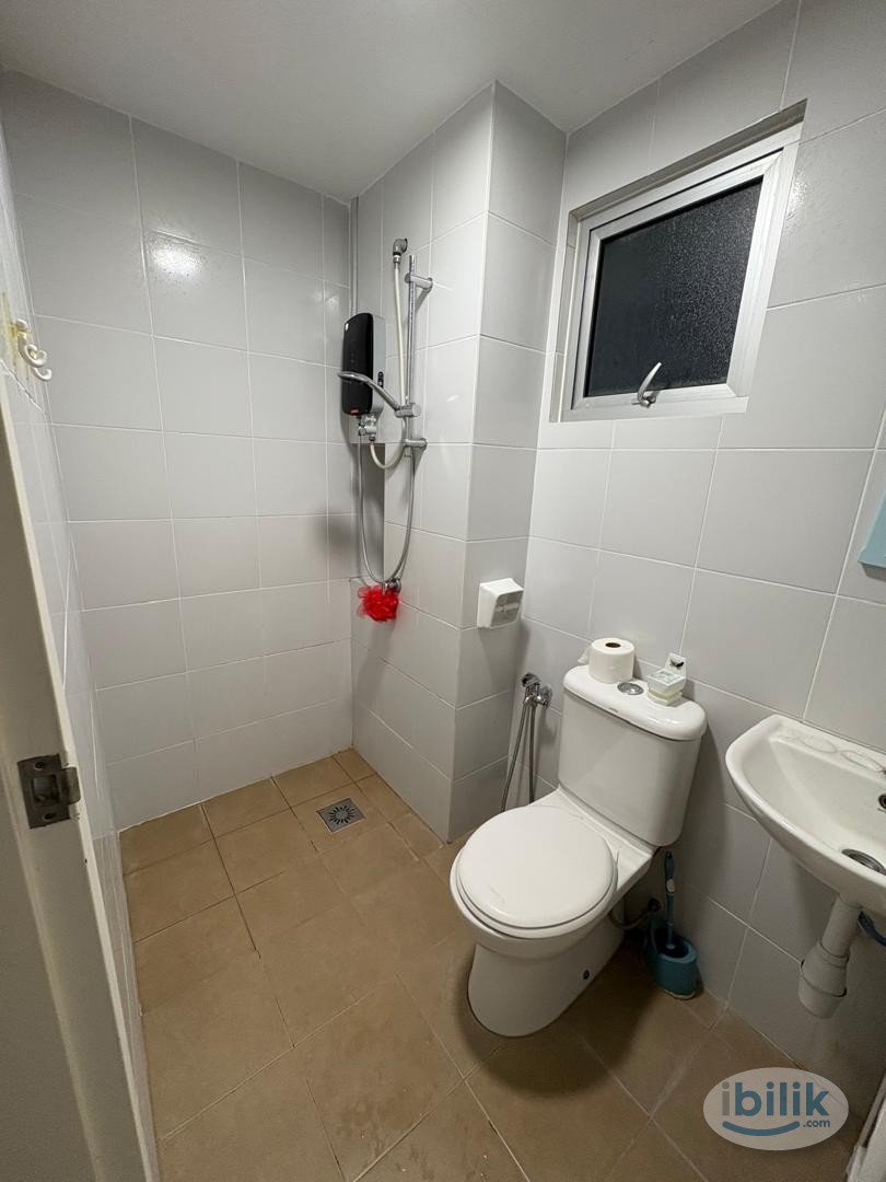 Middle Room at Desa Petaling, Kuala Lumpur - Image 2