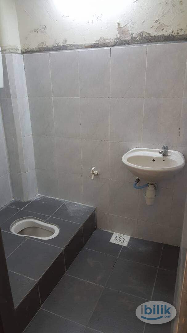 Middle Room at Goodyear Court 6, UEP Subang Jaya - Image 5
