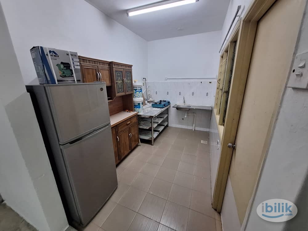 Middle Room at Sri Penaga Apartment, Pusat Bandar Puchong - Image 1