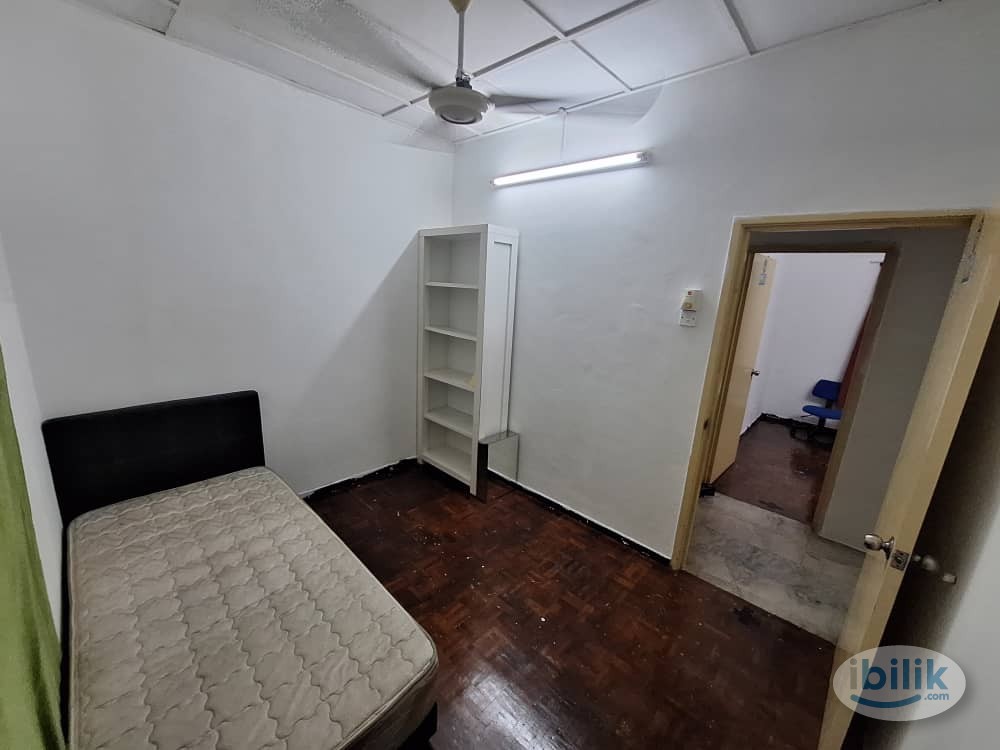 Middle Room at Sri Penaga Apartment, Pusat Bandar Puchong - Image 3