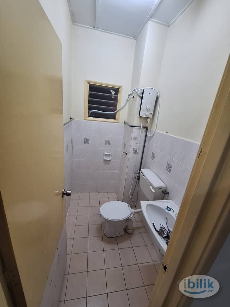 Middle Room at Sri Penaga Apartment, Pusat Bandar Puchong - Image 4