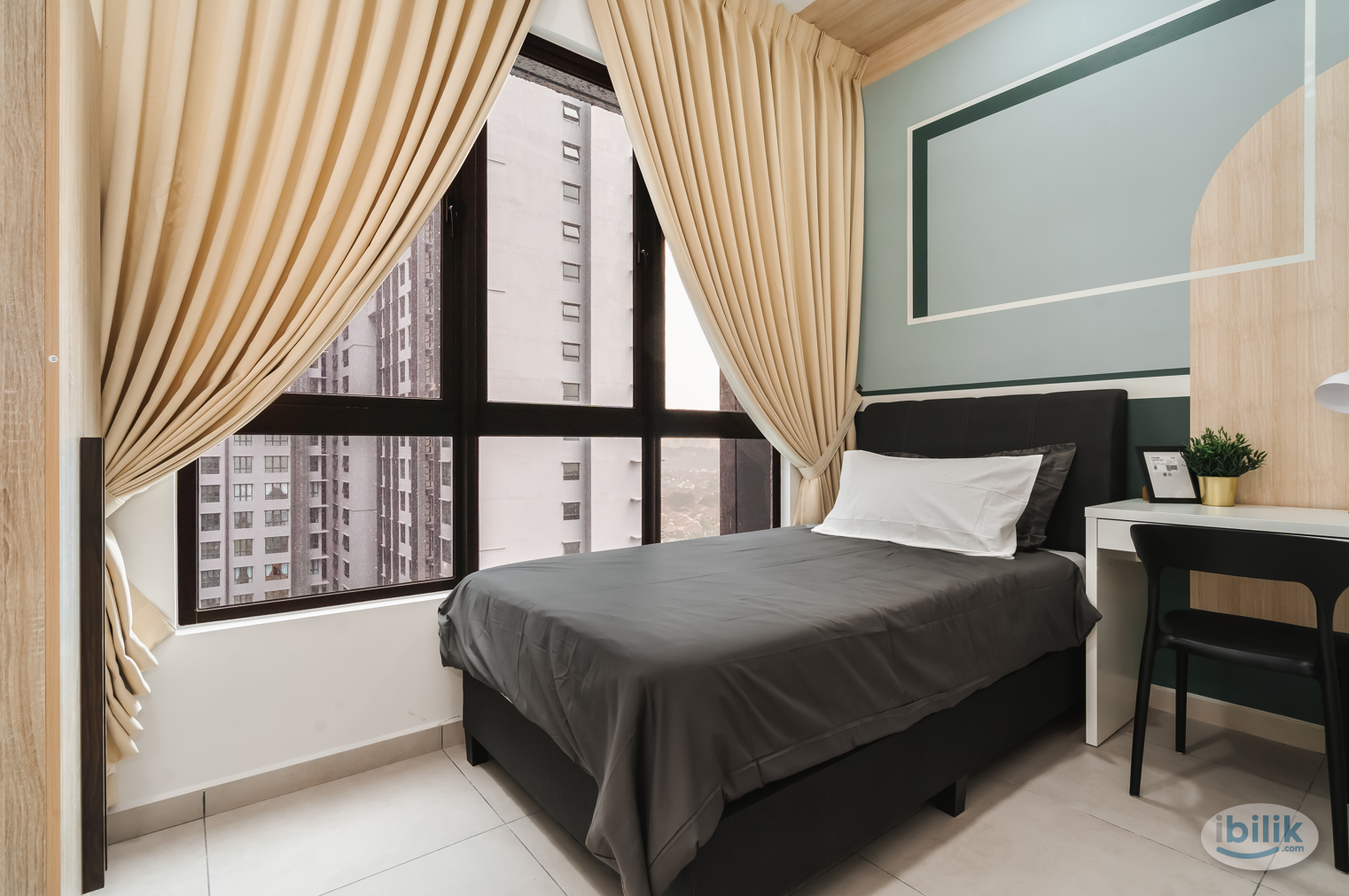 INCLUSIVE FEMALE MIDDLE ROOM - Image 1
