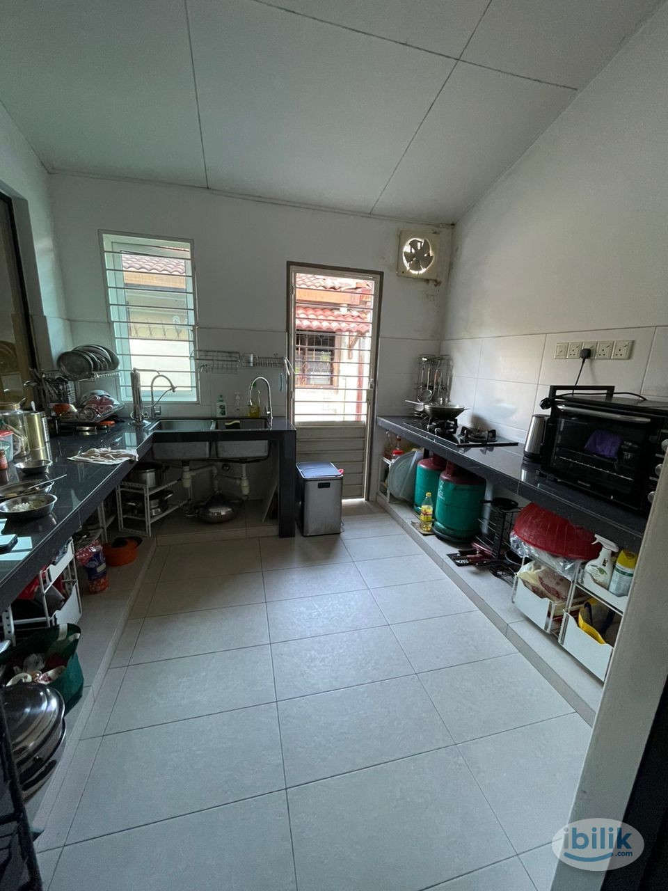 Middle Room at PJS 7, Bandar Sunway (Walking distance to Taylor's, WIFI) - Image 5