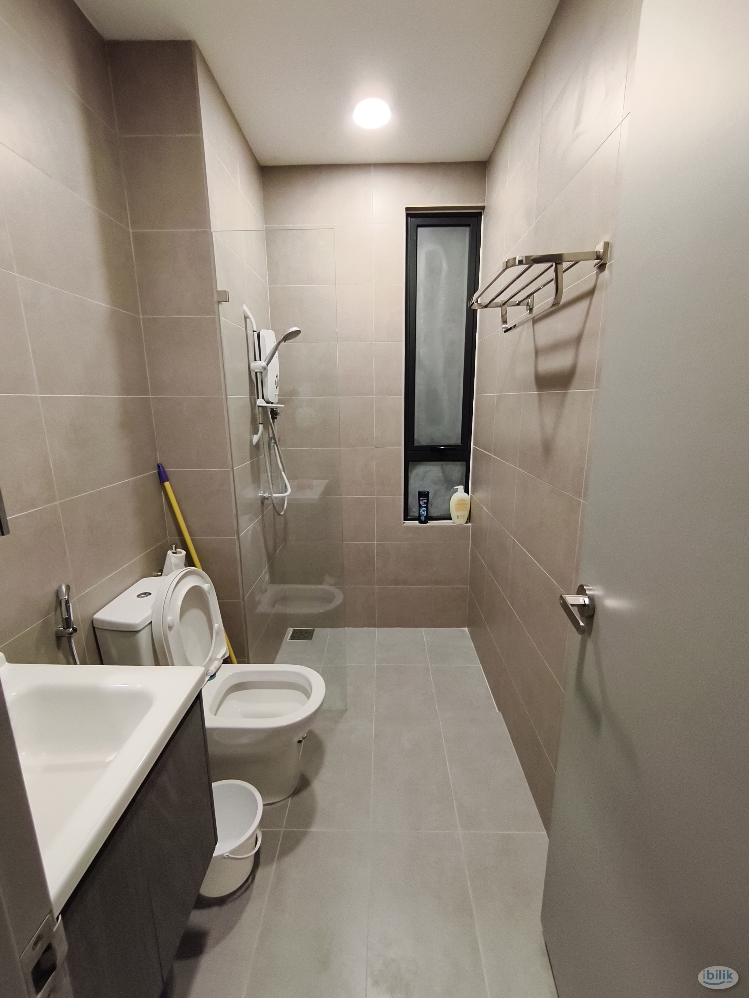 Middle Room at 99 Residence, Taman Wahyu - Image 3