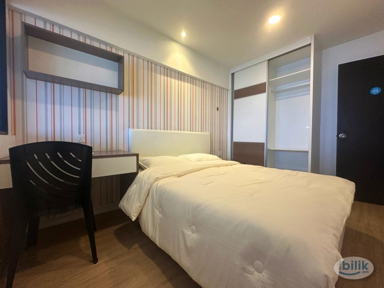 【ONLY FEMALE】SPACIOUS QUEEN BED ❌ATTACHED BATHROOM - Image 1