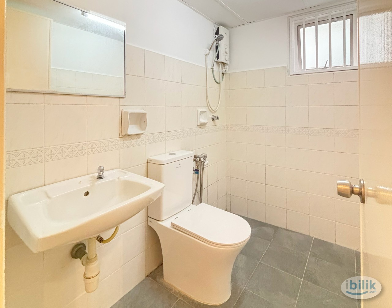 【Mix gender】Master Room with Attached bathroom at PANTAI HILLPARK PHASE 2 - Image 4