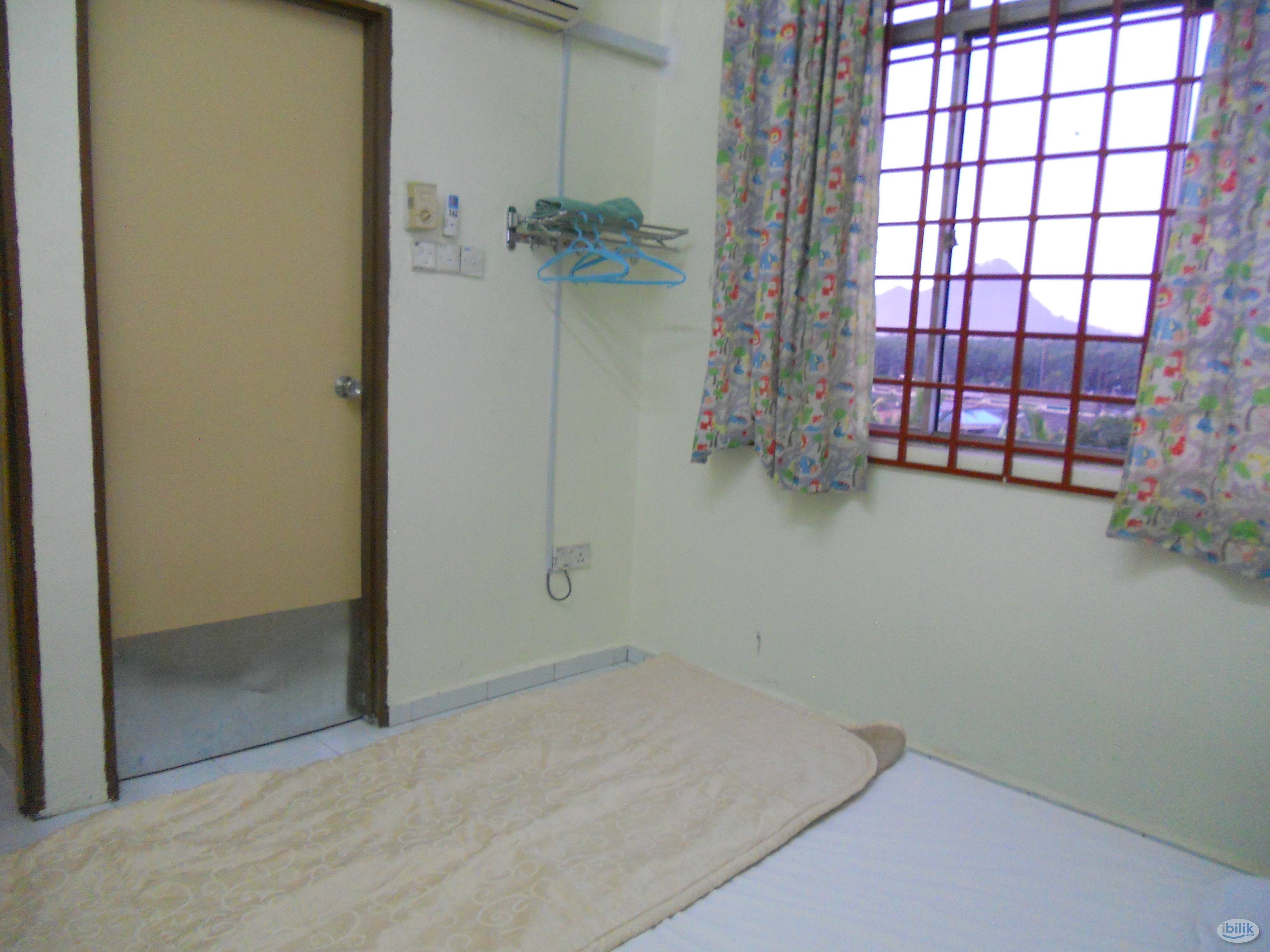 Room with attached bathroom in Tangkak - Image 2