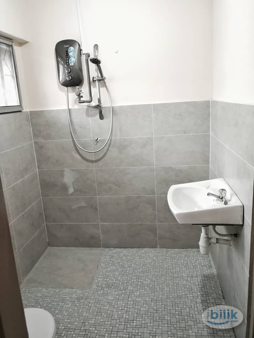 4 MINS WALK TO LRT TAMAN BAHAGIA/ COMFY & ZEN/ SAFE AREA/ CONVENIENCE / SPACIOUS Middle Room at SS2, Petaling Jaya - Image 1