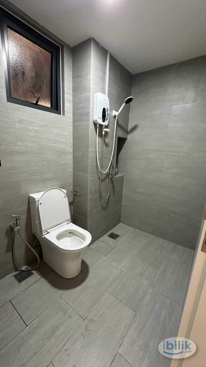 Middle Room at Kajang, Selangor - Image 1