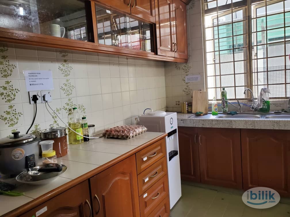 Middle Room at Taman Megah, Kelana Jaya for a lady - Image 2