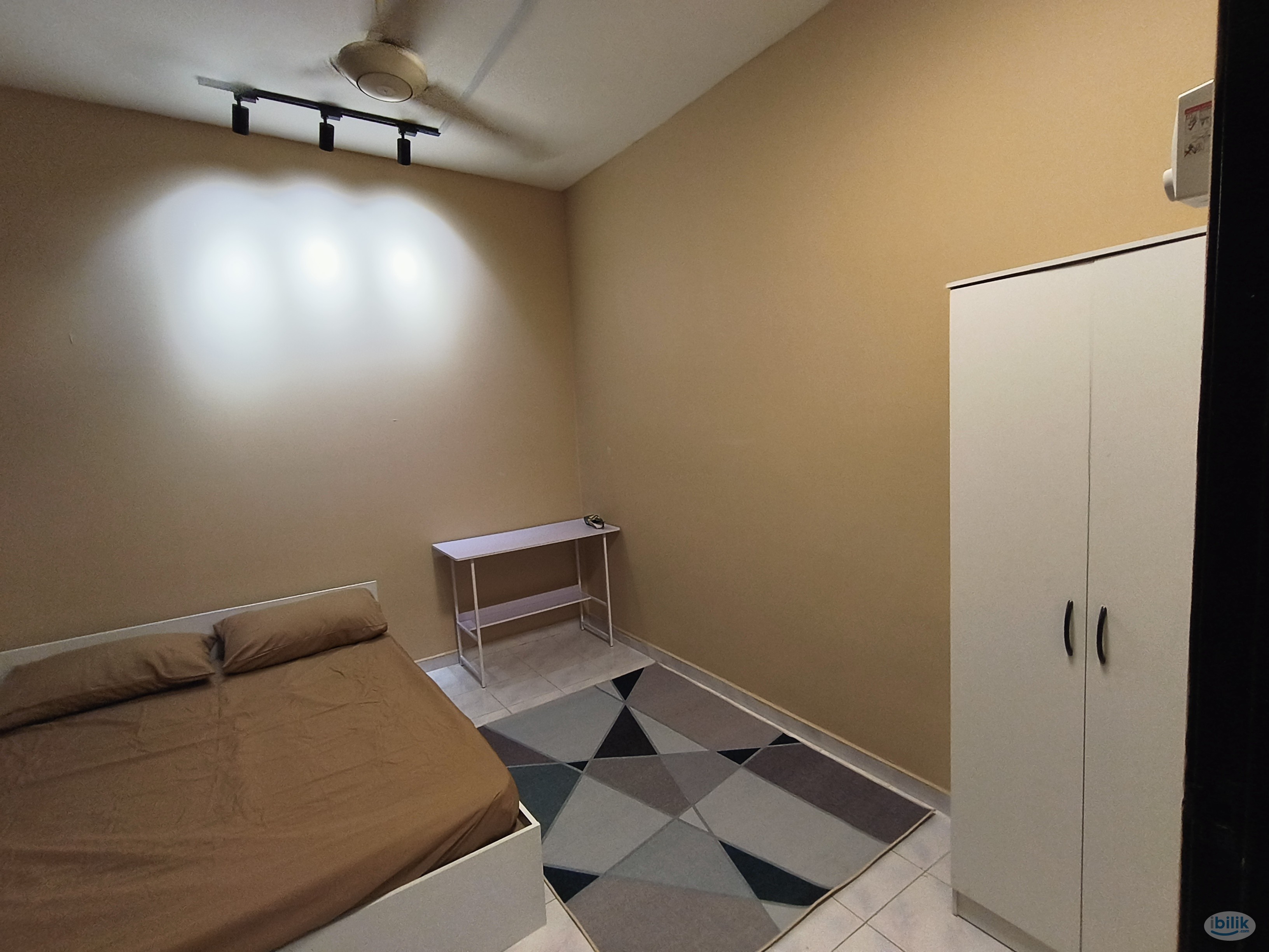 Fully Furnished Room - Image 1