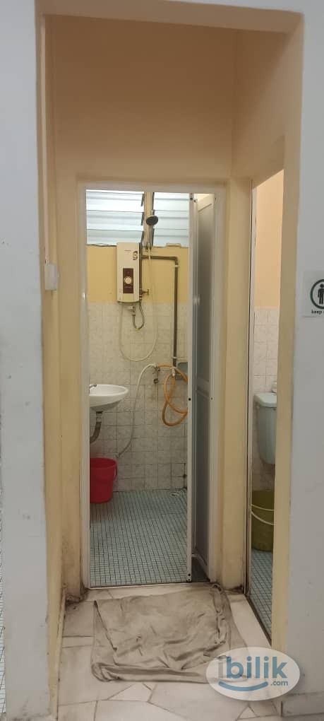 Middle Room at Kuchai Lama, Kuala Lumpur - Image 4