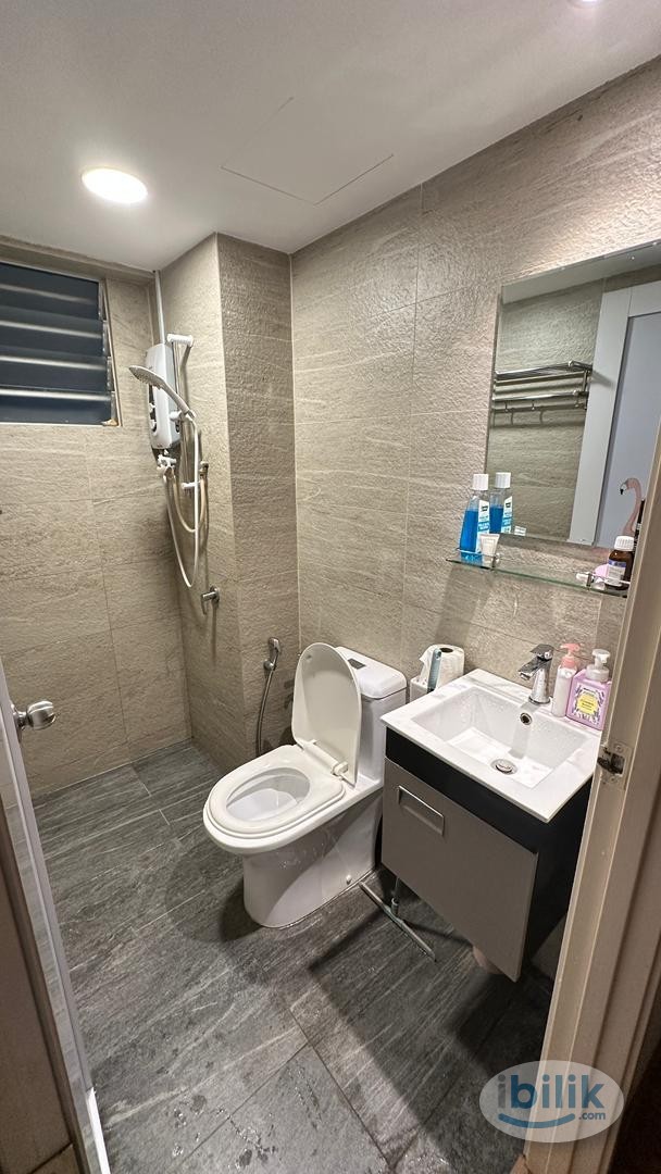 Middle Room at Perdana Exclusive, Damansara Perdana - Image 2
