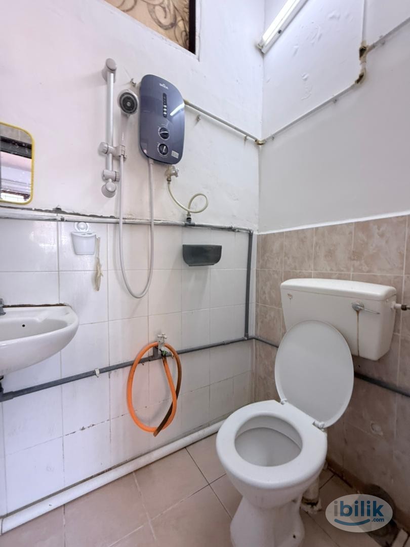 Free 1 Month Stay😮Near UM Only 5 Minutes Drive‼️5 mins walk to Bus Stop to UM 🔥 Middle Rooms Free Wifi & Utilities & Ful - Image 2