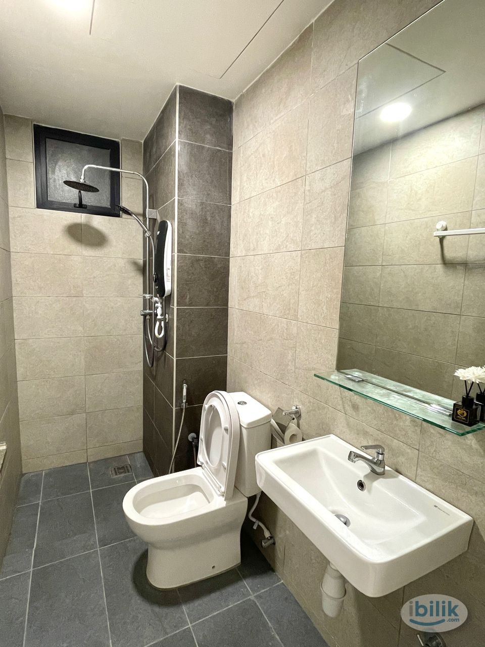 Fully Furnished with Interior Design Medium Bedroom For Rent - Image 5