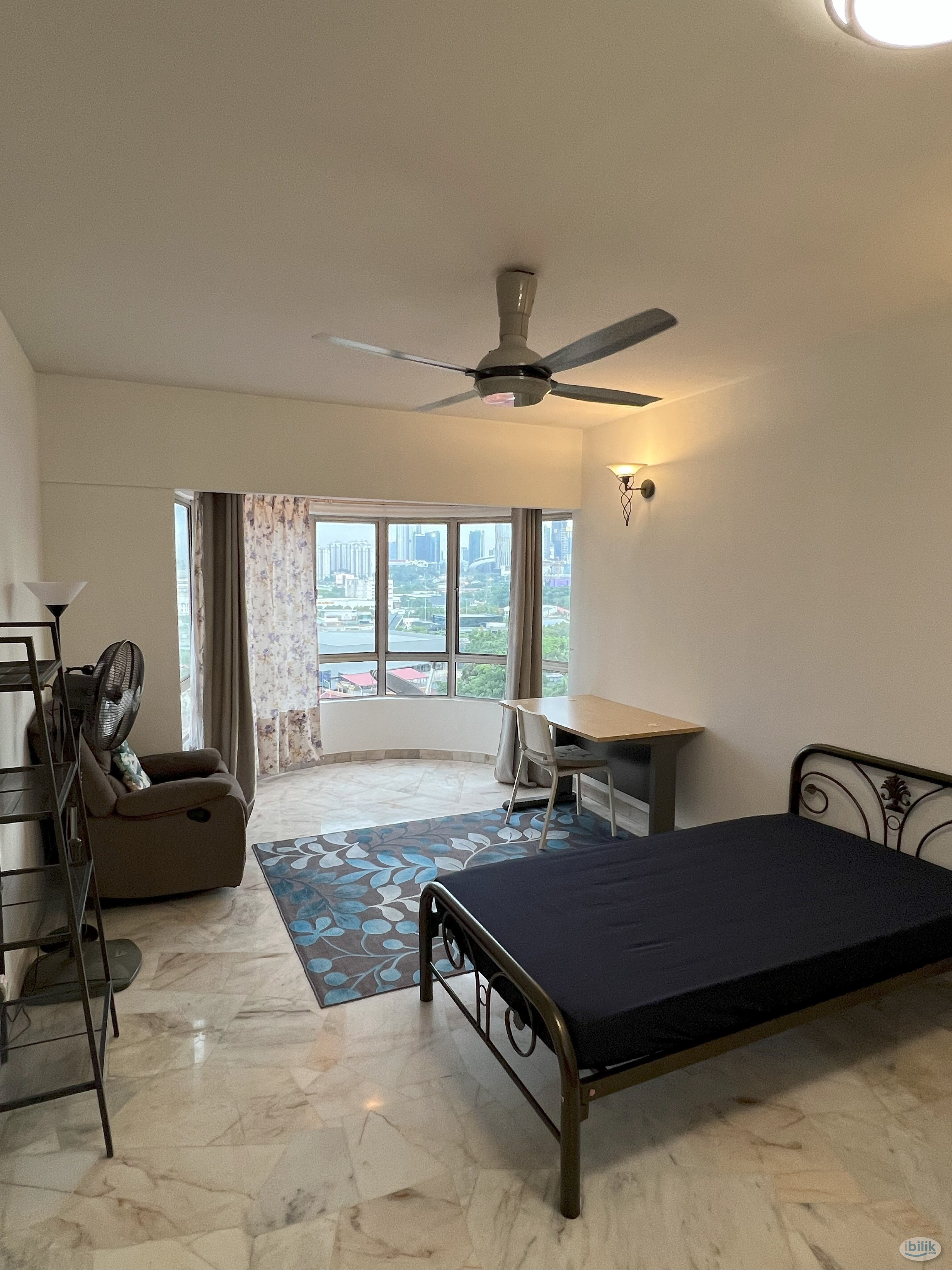 Big Middle Room (High Speed Internet) at Jalan Ipoh - Image 1