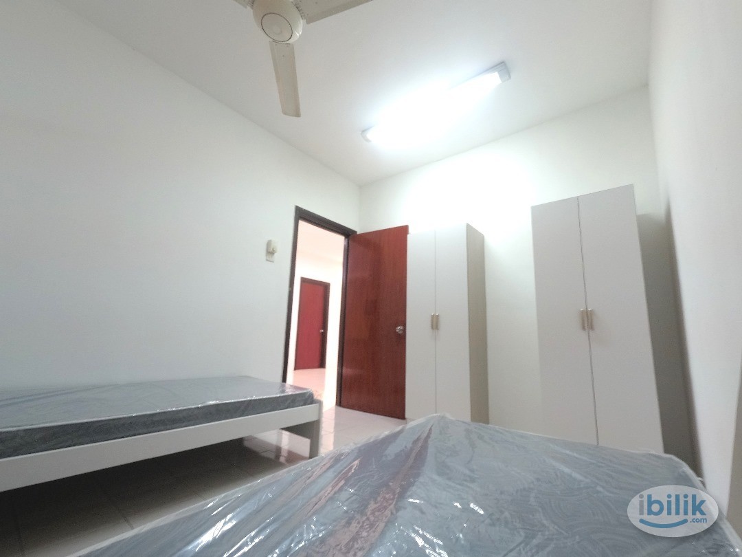Harga Mampu Milik | Sharing | Gilr Muslim | Middle Room at Sri Astana, Batu Caves | fully funised | wifi - Image 1