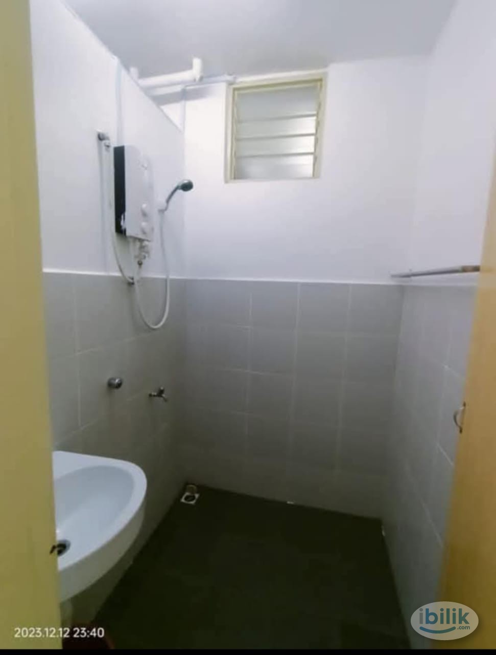Middle Room at Idaman Selasih, Sungai Ara, Bayan Lepas, near Fiz Zone - Image 5