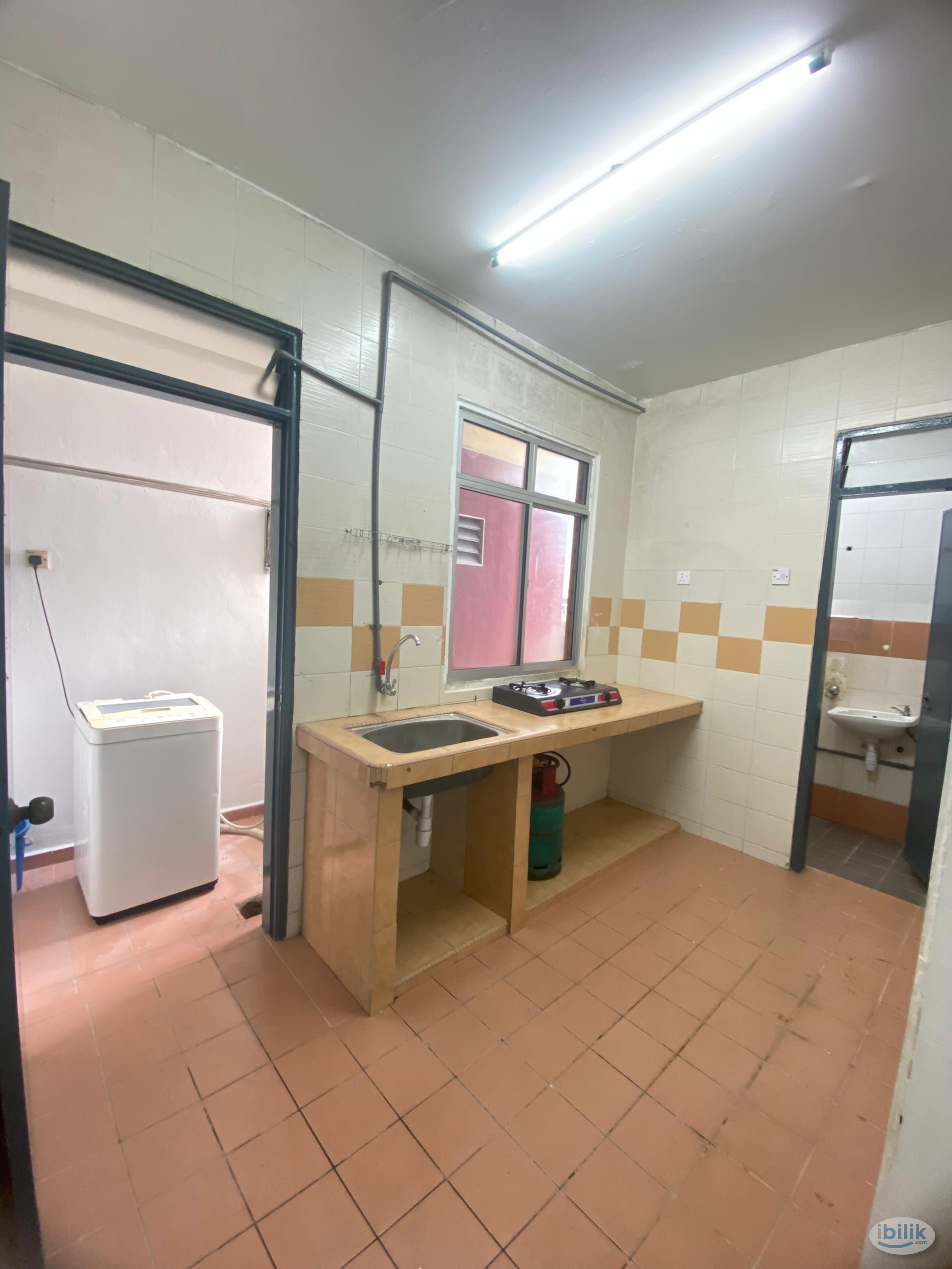 Middle Room at Bandar Sunway, Petaling Jaya - Image 3