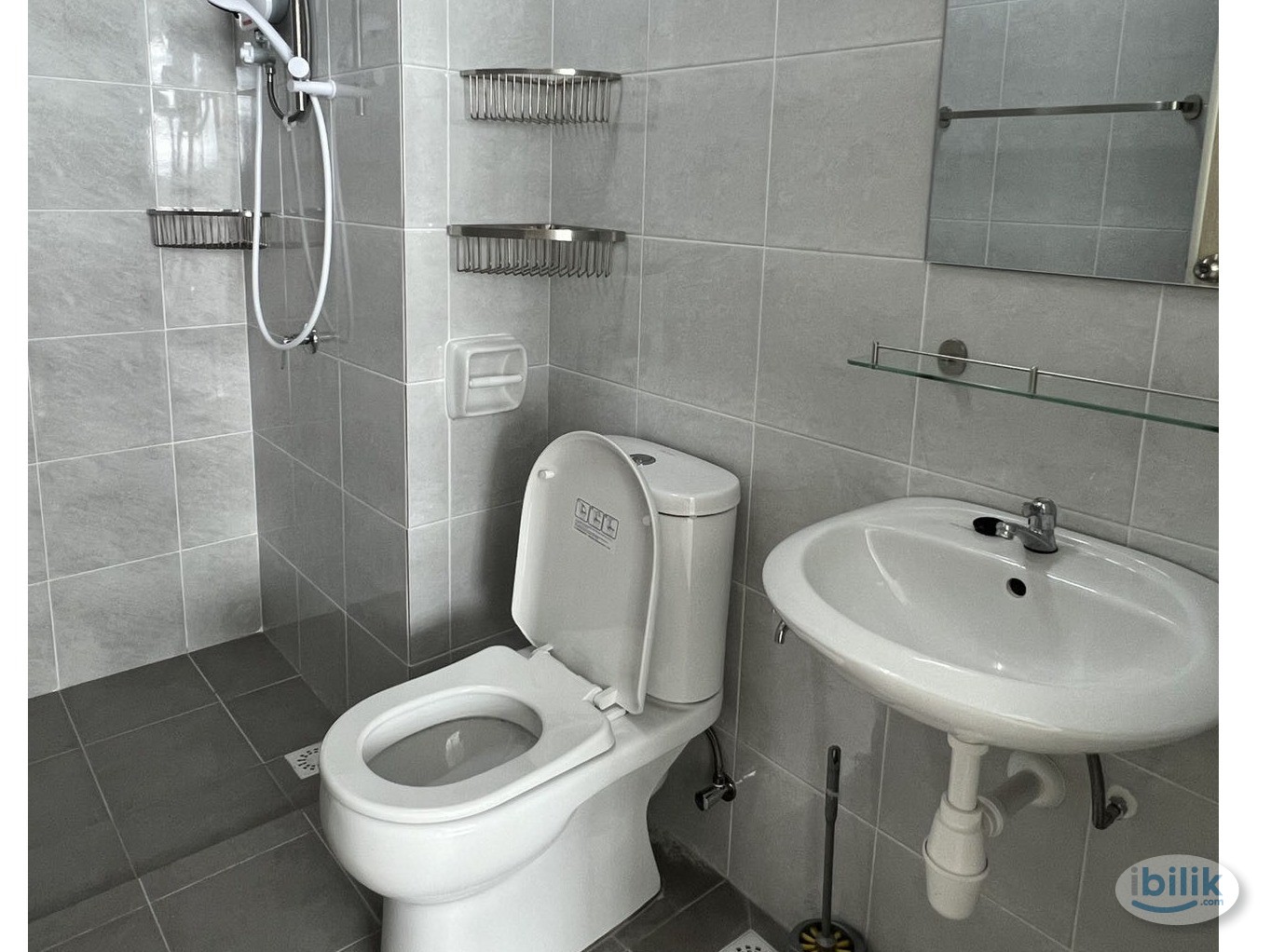 Spacious Deluxe Room at I-Santorini, Tanjung Tokong - Image 4