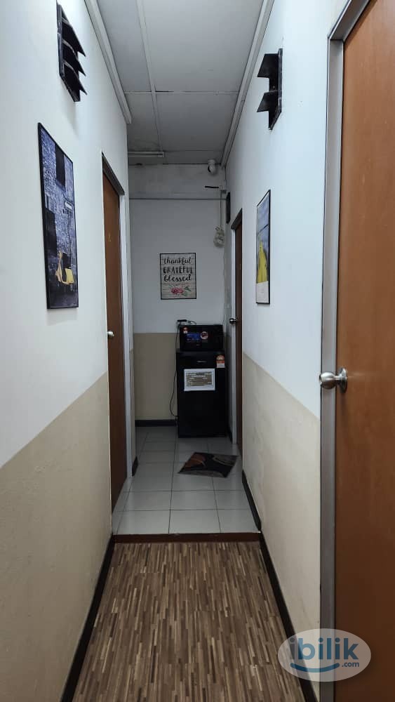 Couple Room Queenbed with Air Conditioner at Larkin, Johor Bahru - Image 3