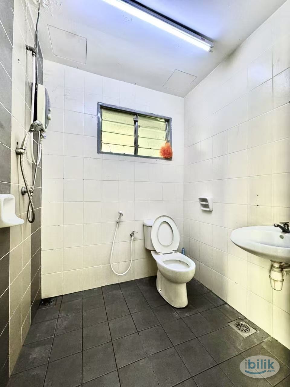 💰 ZERO DEPOSIT! 🏡Room for Rent – Just 3 Min Drive to Setia City Mall 🛍️🚗 📍 Super Convenient Location – Shah Alam 🌆☕🍽️💖 M - Image 3