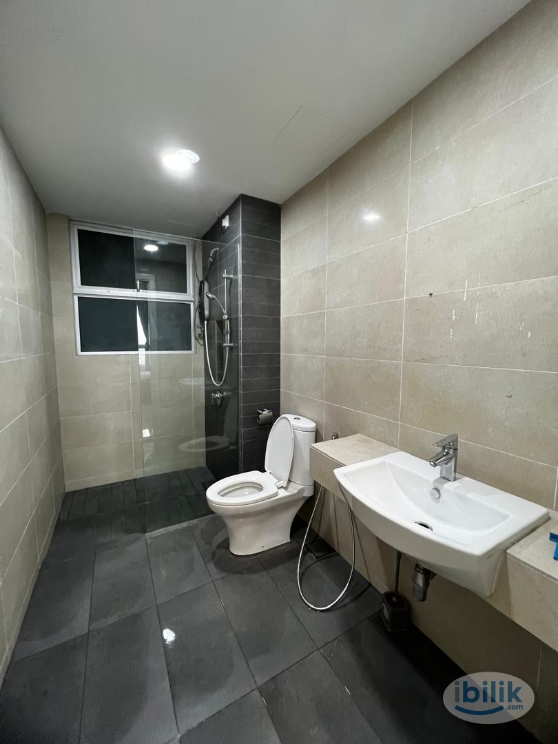 Double / Twin Bed Room with Balcony @ EPIC RESIDENCE, Taman Suria Muafakat, Johor Bahru. Good Room! Good Value! - Image 4