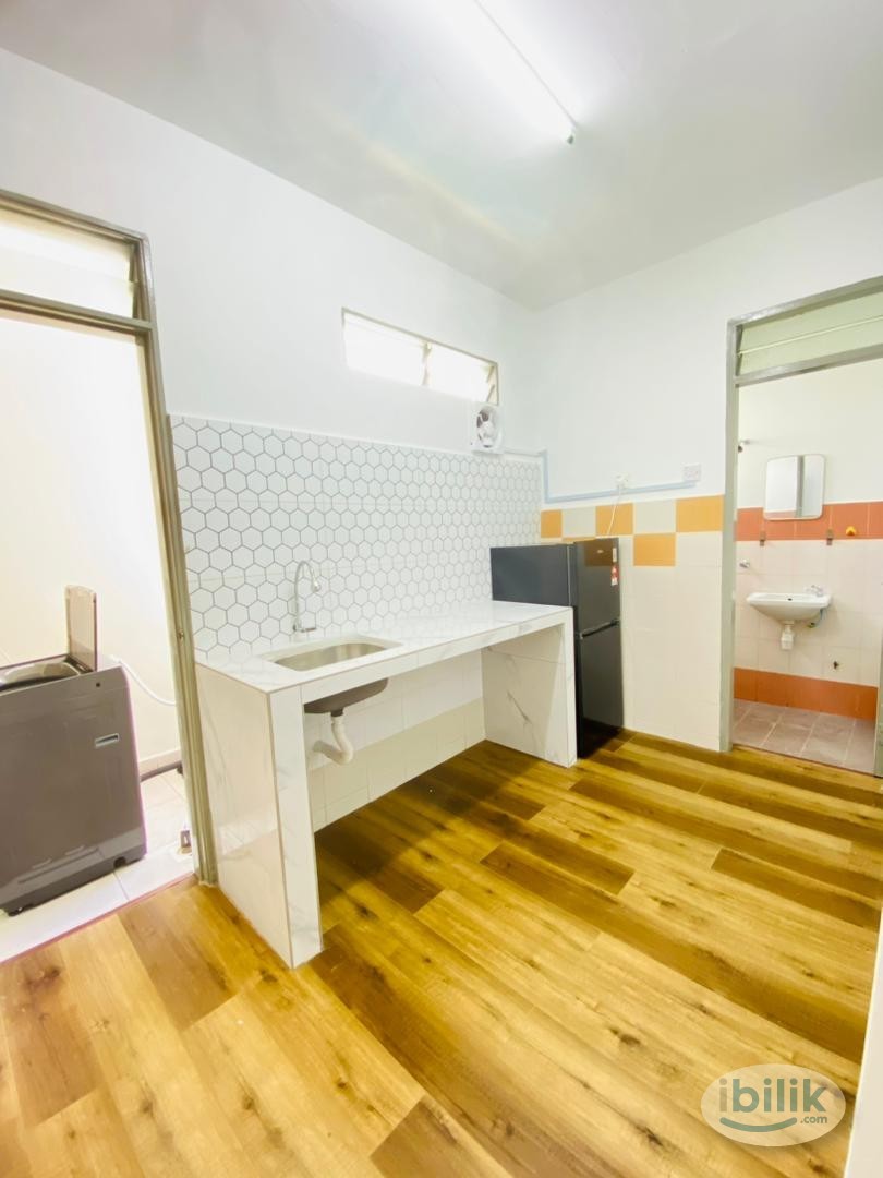 Middle Room at Bandar Sunway, Petaling Jaya - Image 3