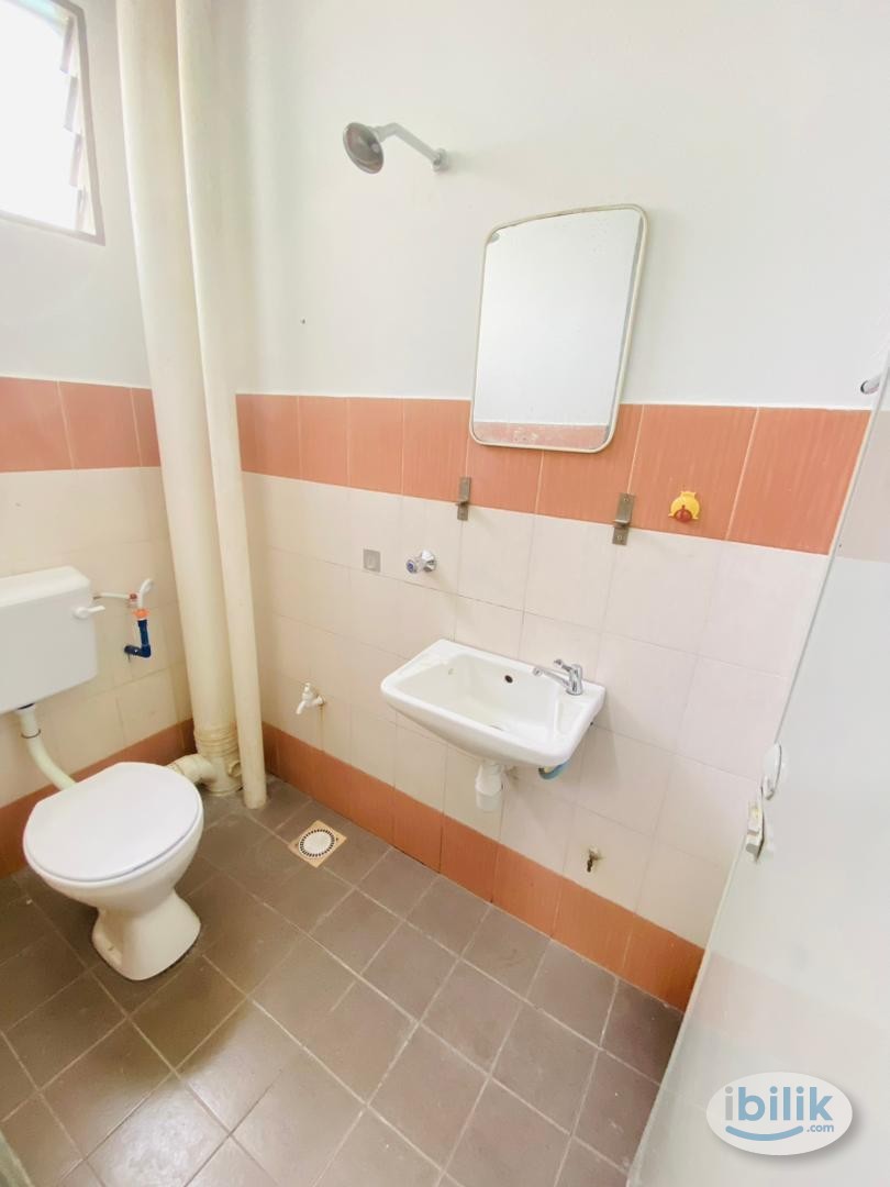 Middle Room at Bandar Sunway, Petaling Jaya - Image 4