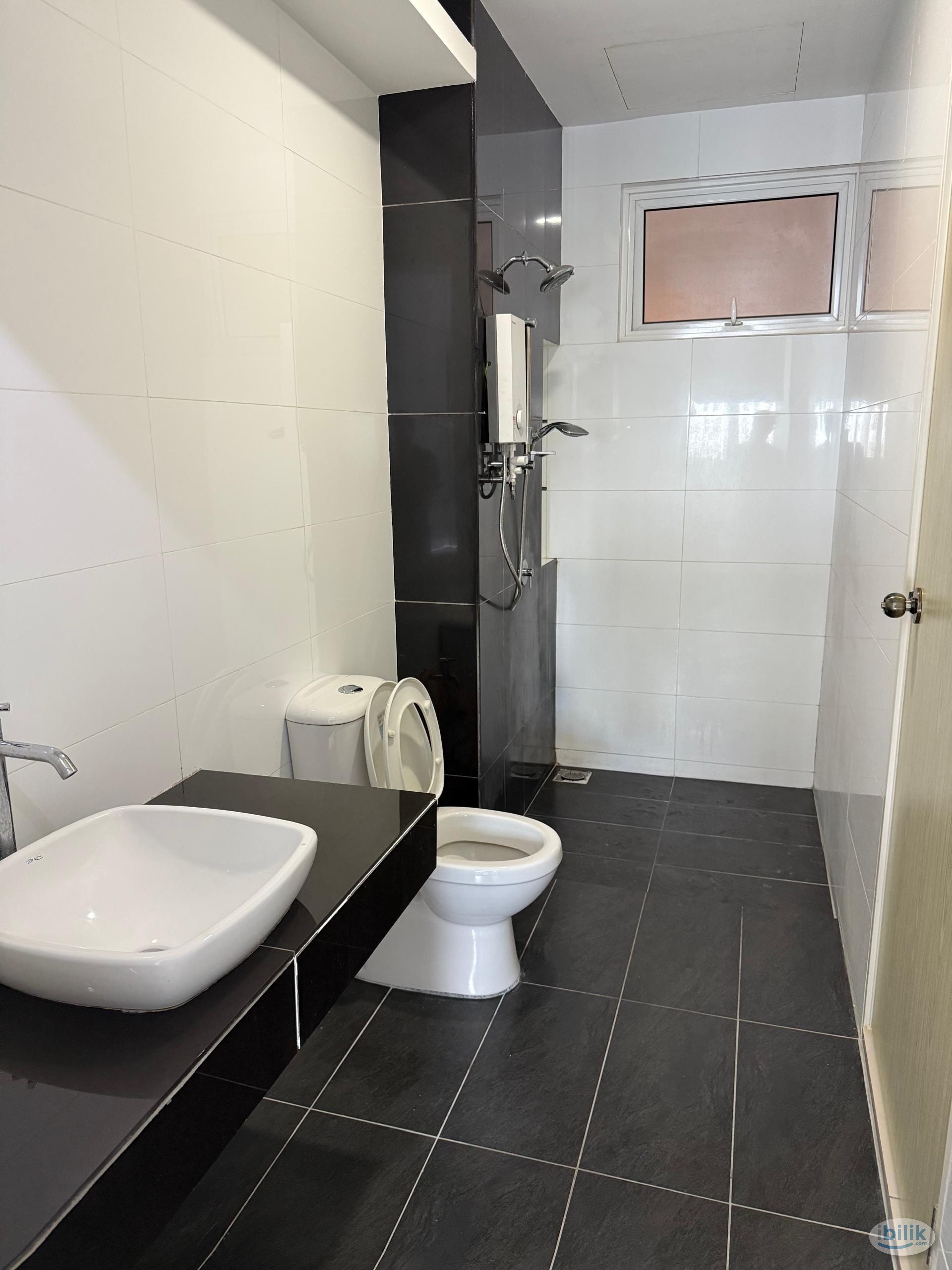 Middle Room at The Clovers, Bayan Lepas - Image 5