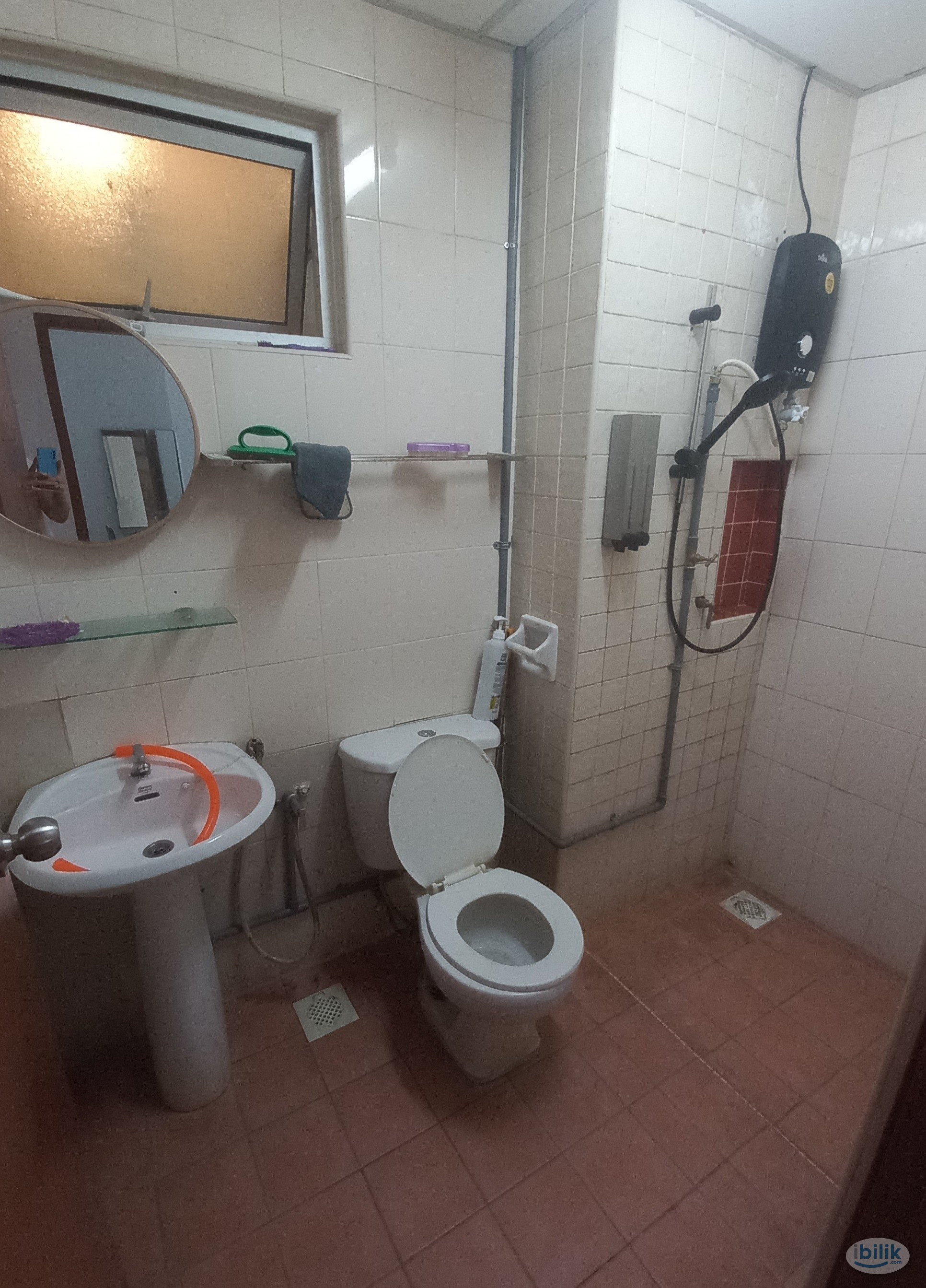NO PARTITION female Master Room at Metropolitan Square, Damansara Perdana - Image 2