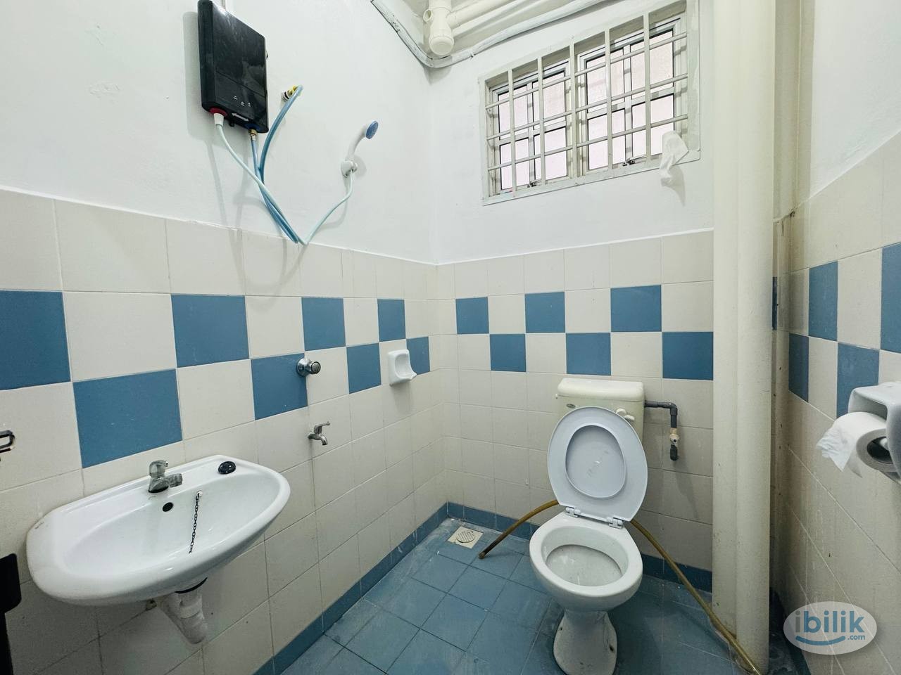 Room For RENTAL ， JB Town Permas Jaya , Queen Bedroom RM500 - Image 4
