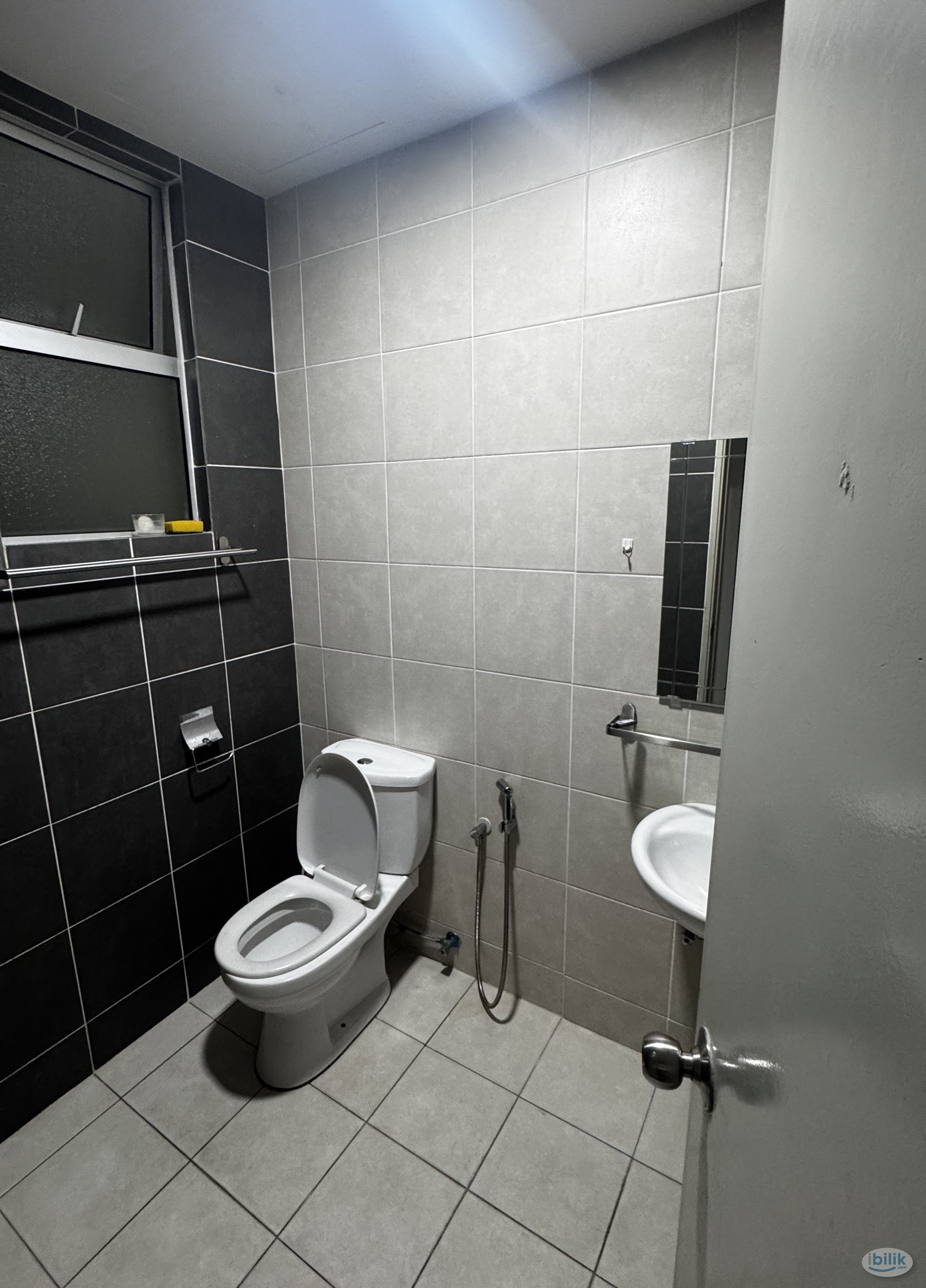 Middle Room at The Zizz, Damansara Damai - Image 4