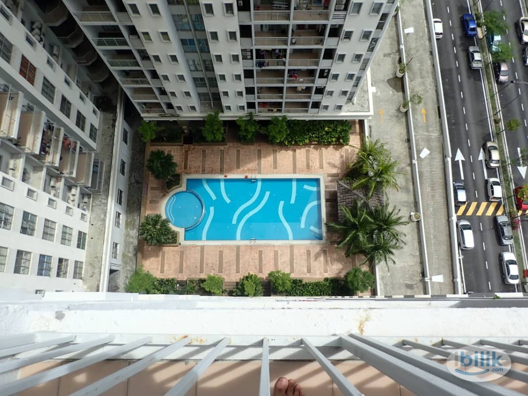 Middle Room at Residensi Laguna, Bandar Sunway - Image 1