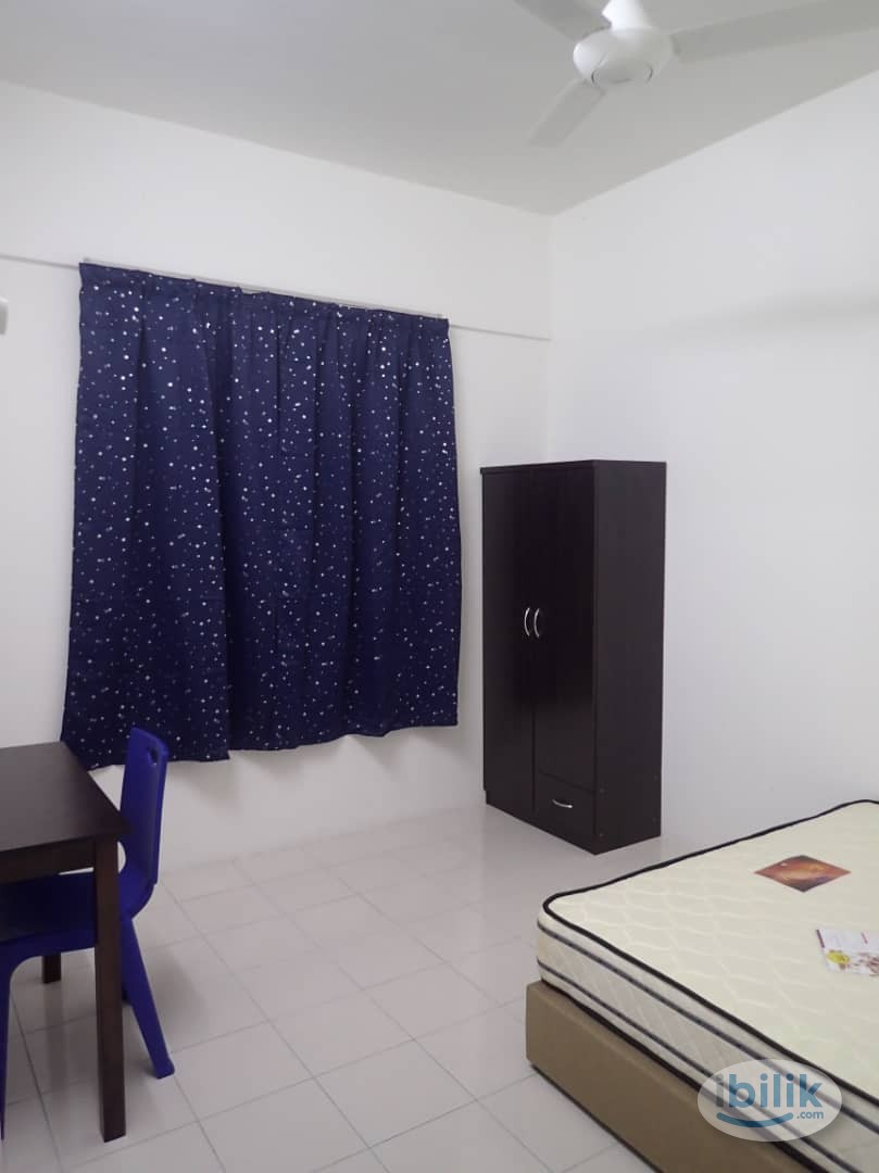 Middle Room at Residensi Laguna, Bandar Sunway - Image 4