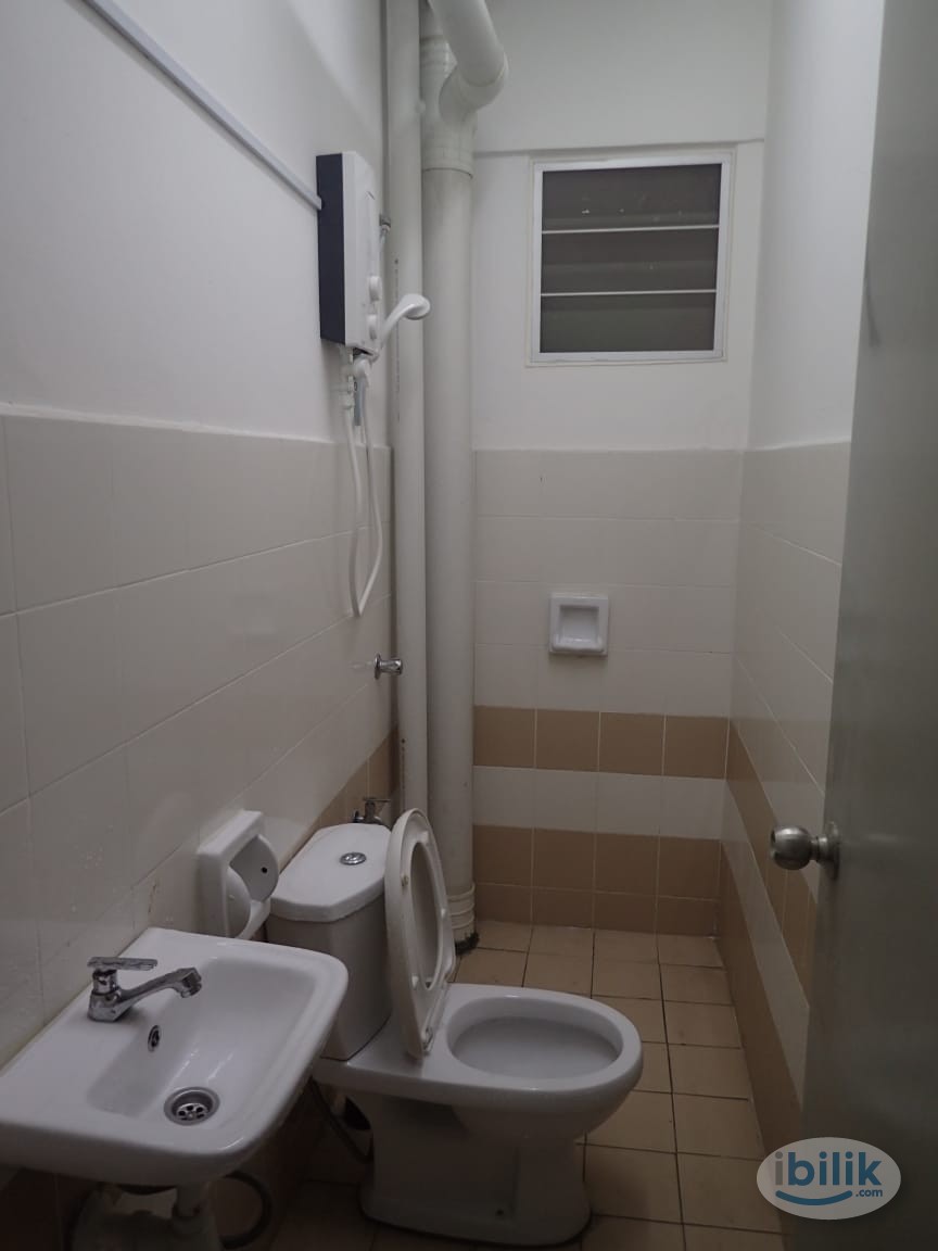 Middle Room at Residensi Laguna, Bandar Sunway - Image 3