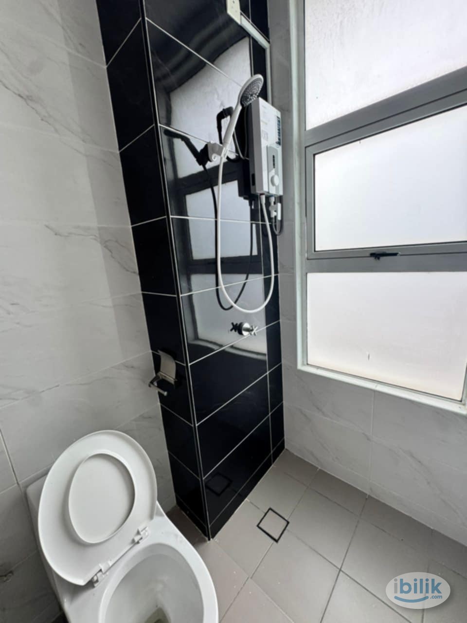 Nice Seaview Master Room at Carlton Seaview Residences, Pasir Gudang - Image 2