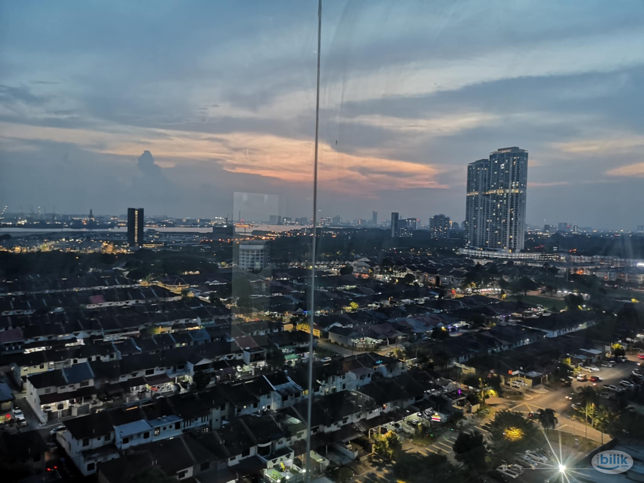 Nice Seaview Master Room at Carlton Seaview Residences, Pasir Gudang - Image 3