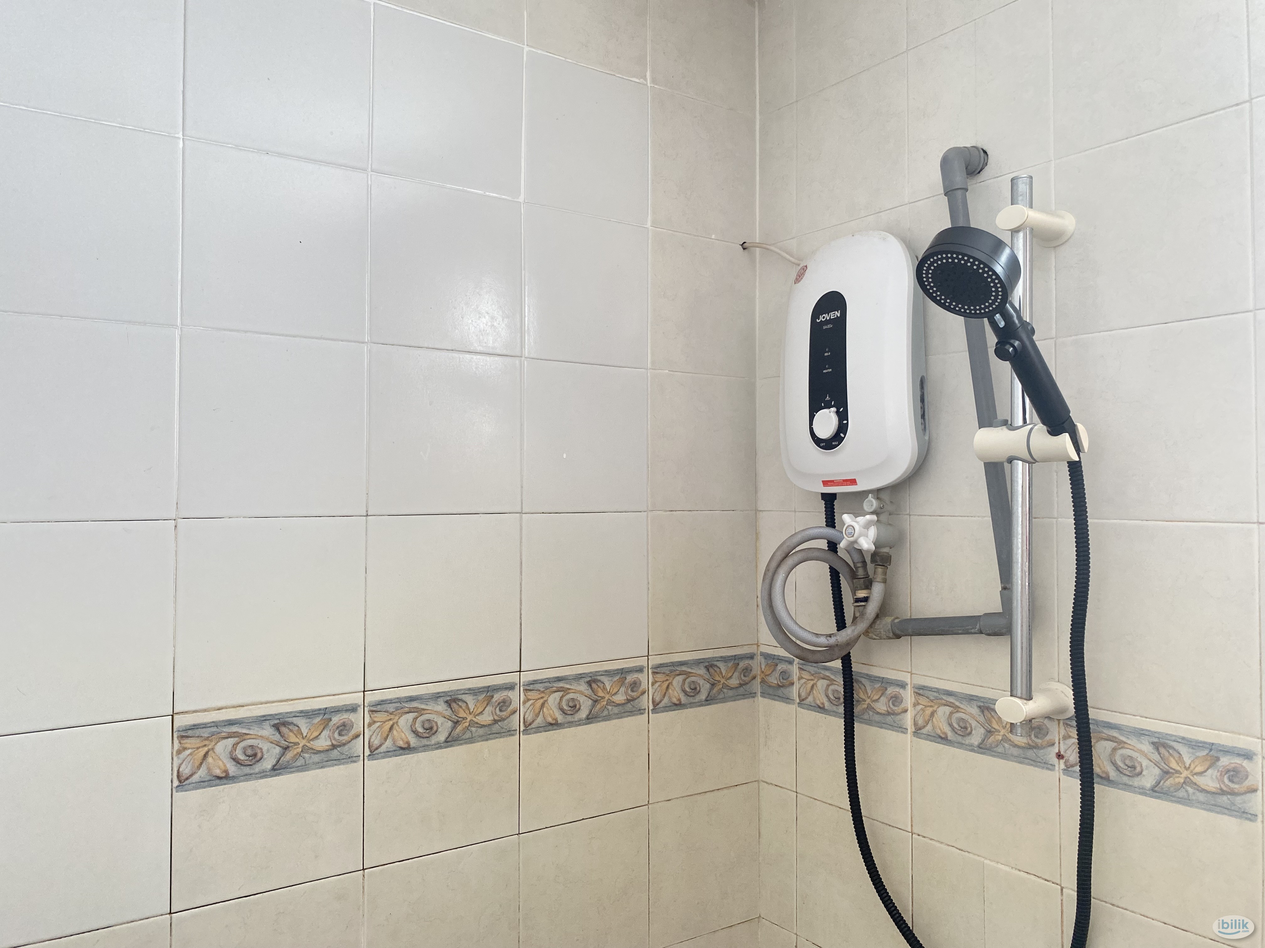 Middle Room at Casa Damansara 1, Petaling Jaya ( Free Parking) - Image 4