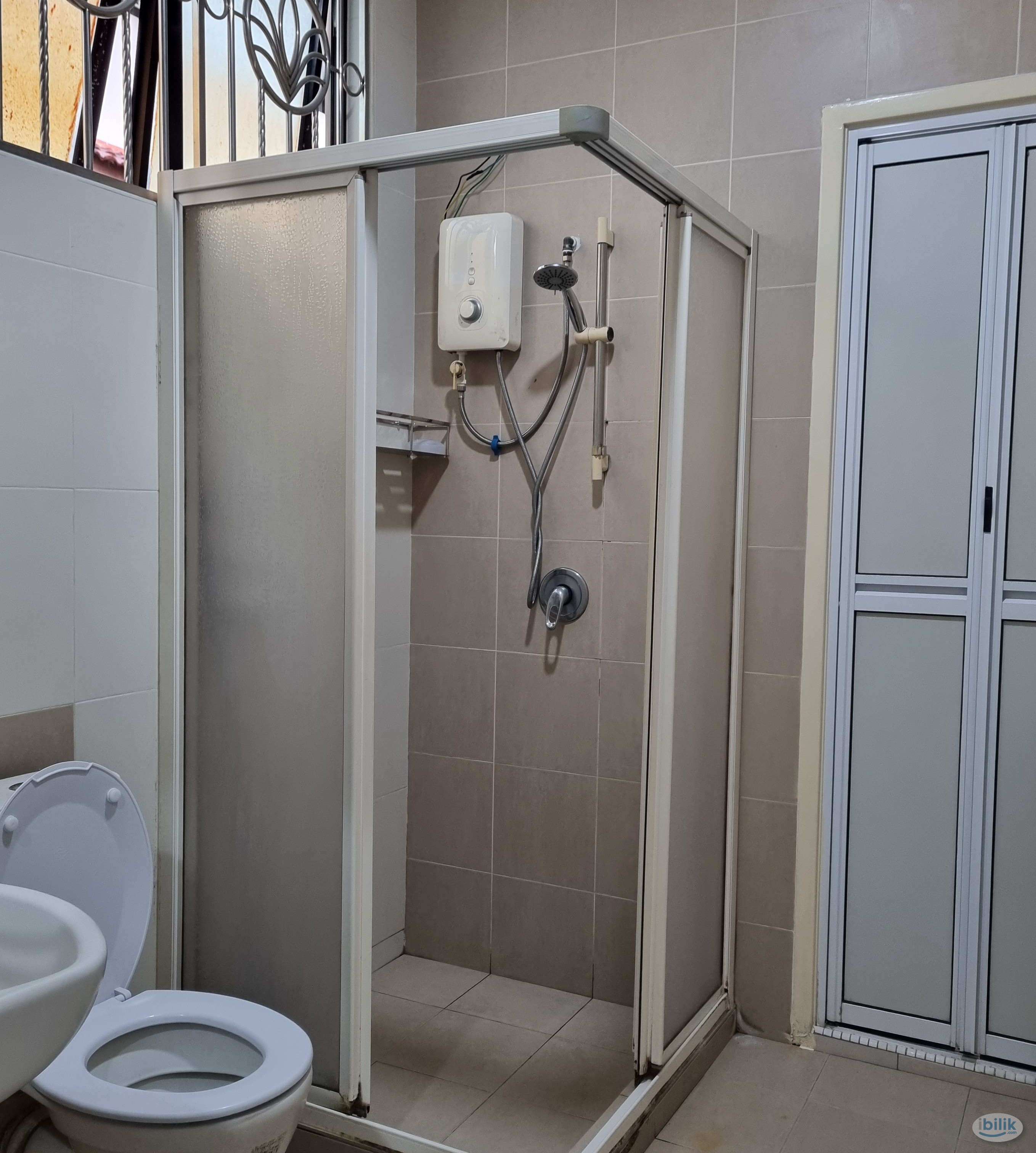 Premium Middle Room at Bayan Lepas, Penang - Image 4