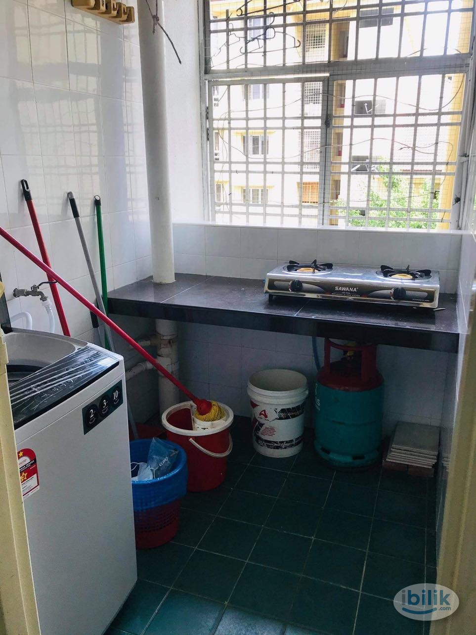 Middle Room at Astana Putra, Bukit Rahman Putra Near Daikin and Sungai Buloh Hospital - Image 4