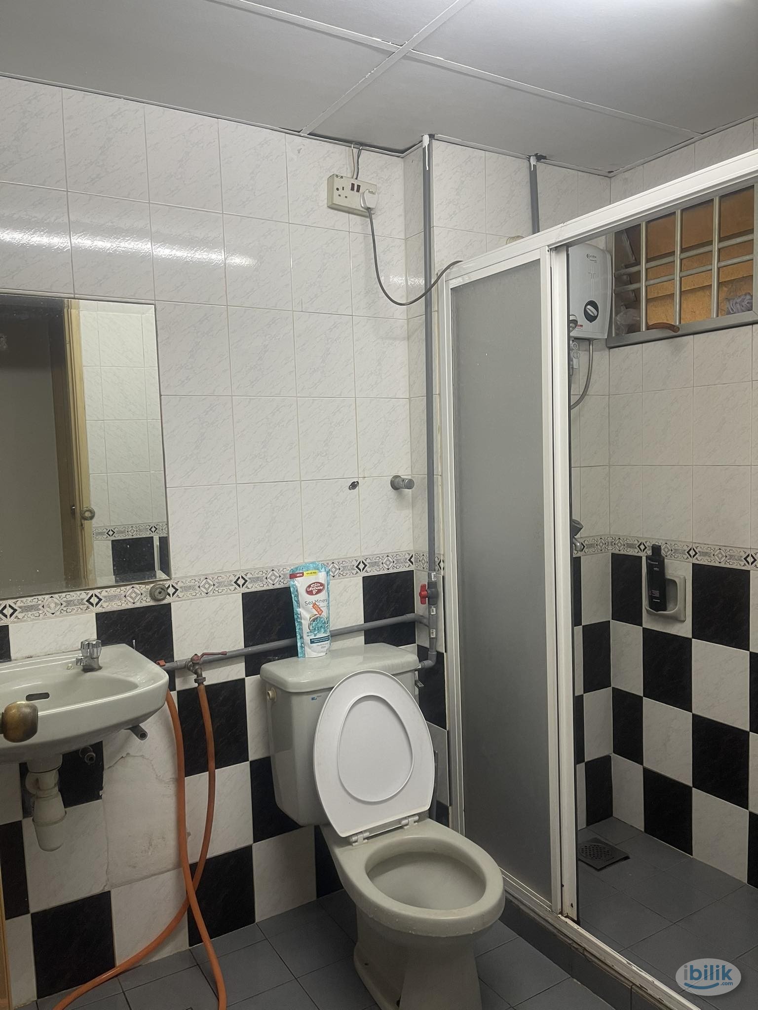 Middle Room at Astana Putra, Bukit Rahman Putra Near Daikin and Sungai Buloh Hospital - Image 5