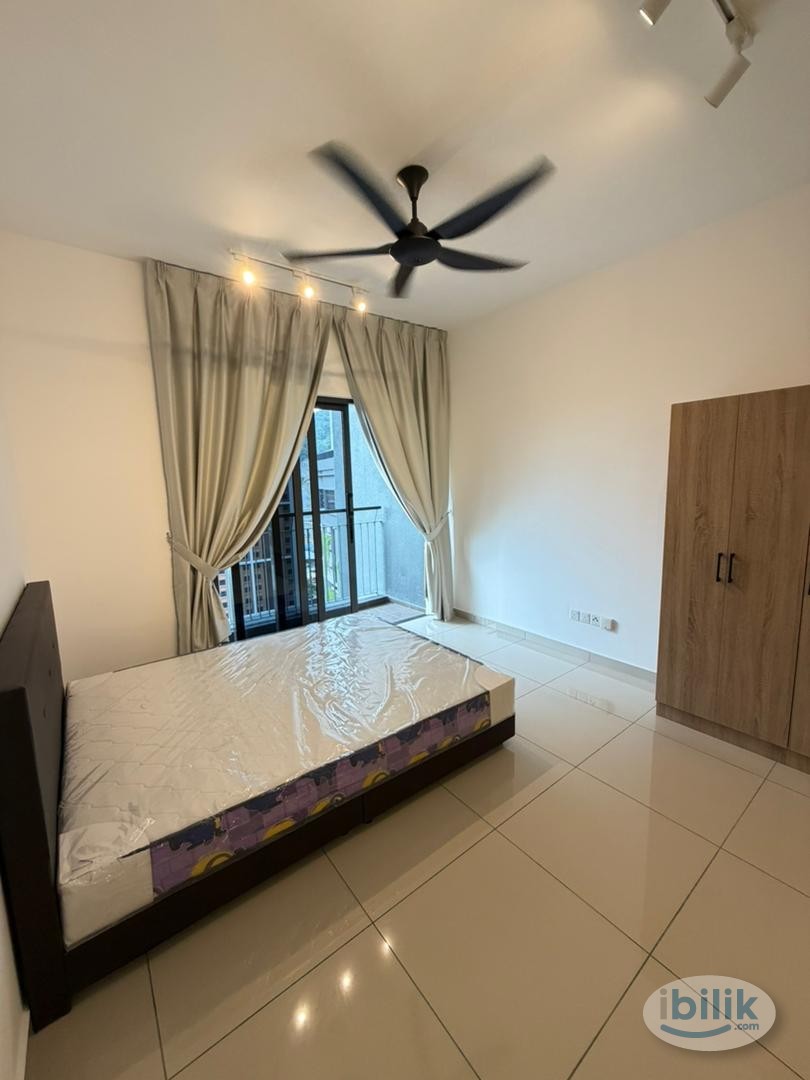 Middle Room at D'Vervain Residence, Damansara Perdana - Image 1