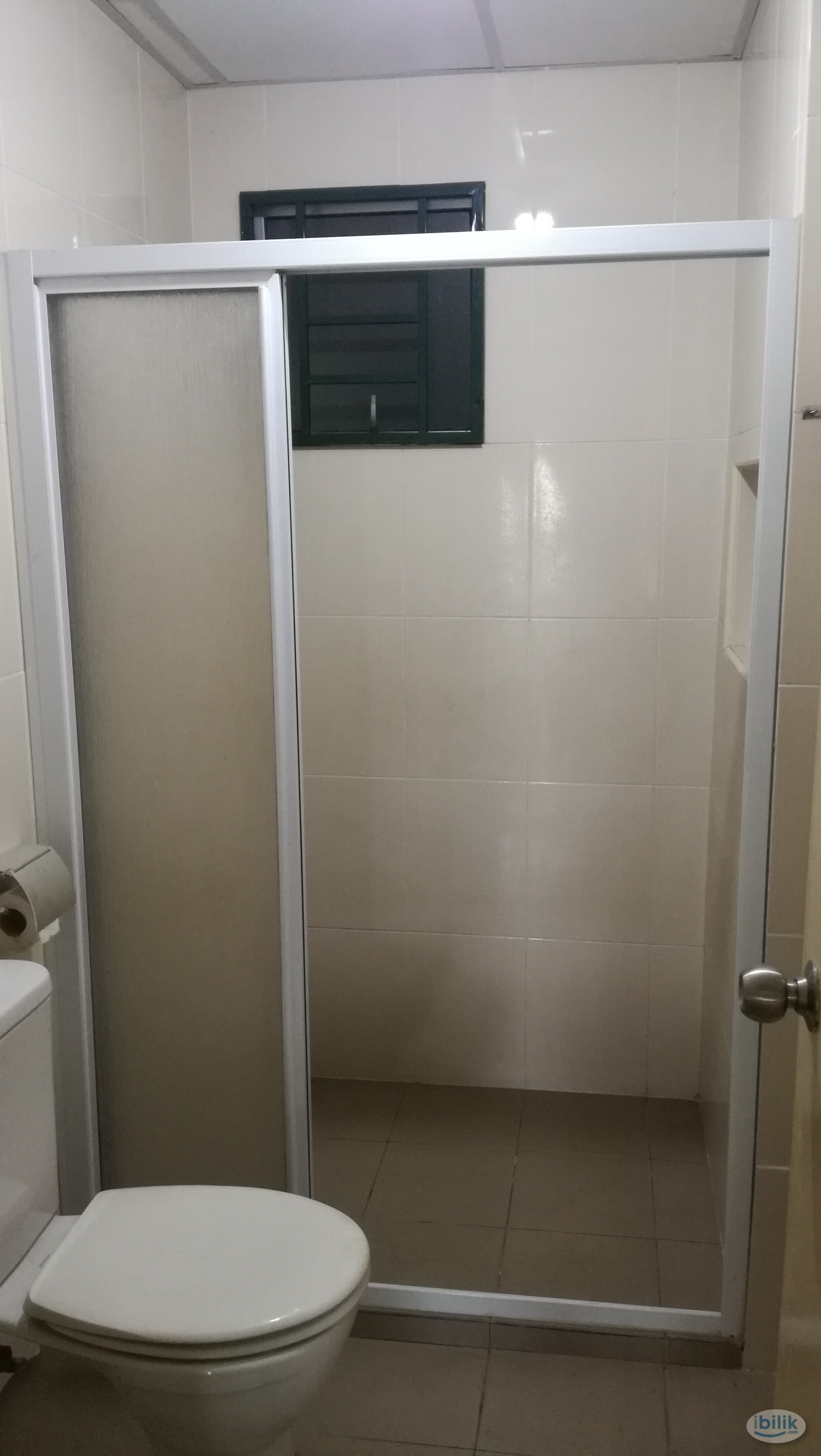 OUG Parklane Block E medium room - Image 2